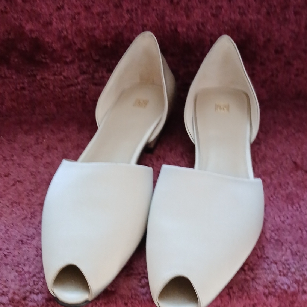 Nwt No Box Made in italy size 37 Beige satin